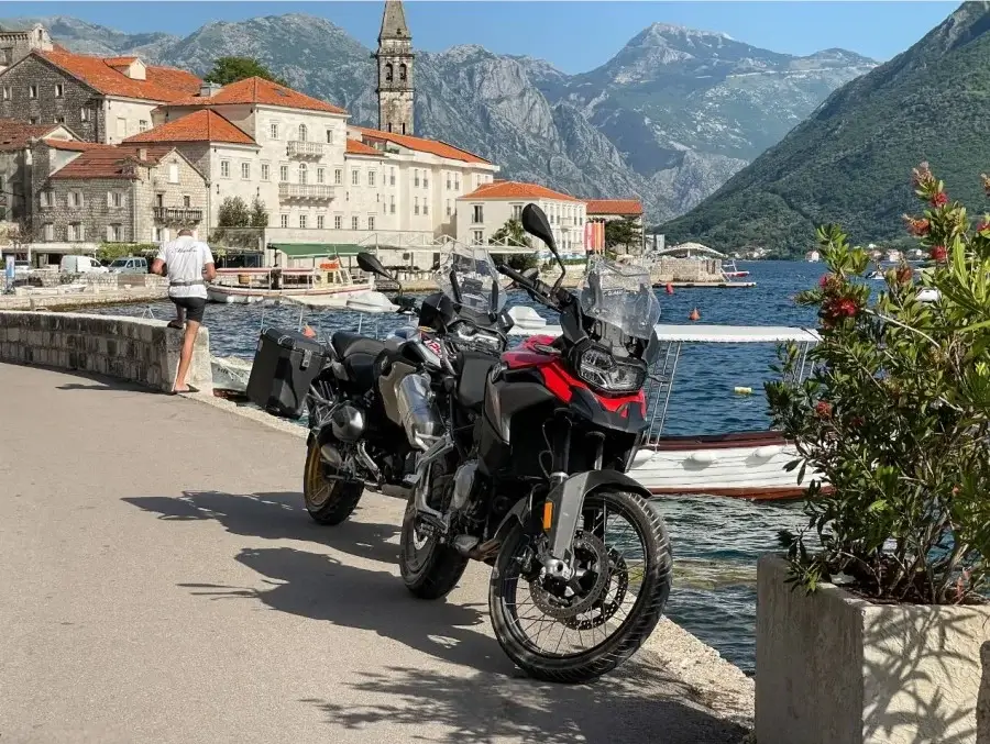 אופנועים בטיול בבלקן מפרץ מונטנגרו