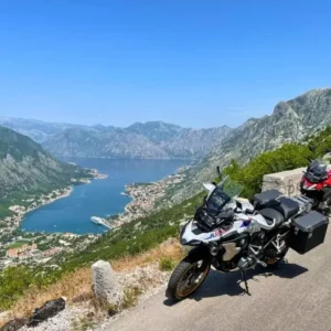 אופנועים בטיול בבלקן מול נוף מפרץ קוטור