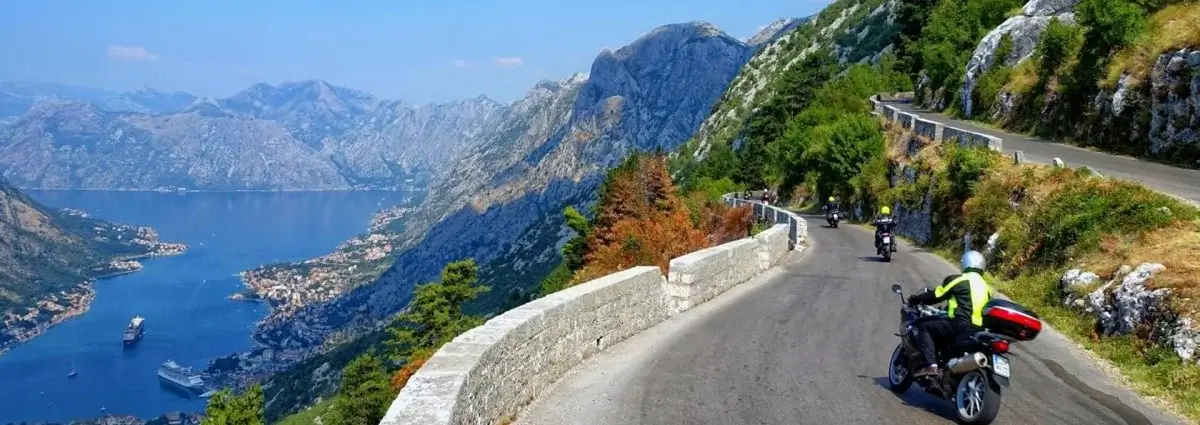 אופנועים בטיול בבלקן על כביש הצופה על מפרץ קוטור