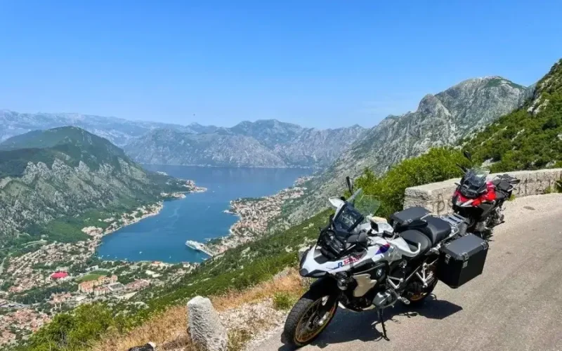 אופנועים בטיול בבלקן מול נוף מפרץ קוטור